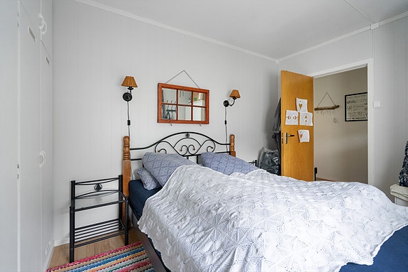 Romslig soverom med faste garderobeskap og plass til dobbeltseng