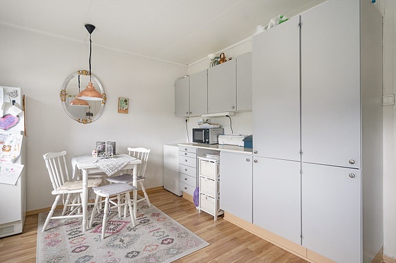 Trivelig kjøkken med spiseplass - et naturlig samlingspunkt i hjemmet