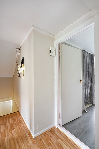 Fra trappoppgang opp til loftetasje har du adkomst til 2 soverom og stue