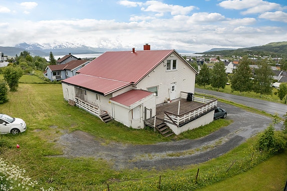 God plass rundt boligen med både parkeringsmuligheter og hageareal