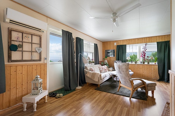 Store vinduer og gjennomgående planløsning gir en luftig og behagelig atmosfære