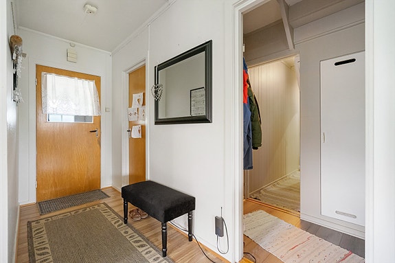 Fra inngangsdør kommer du videre inn i gang med god plass for oppbevaring