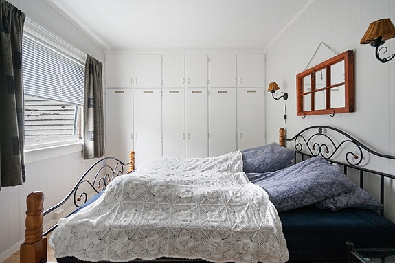 Hovedsoverom med rikelig garderobeplass langs hele veggen