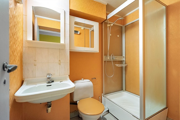 Bad med servant, toalett og dusj