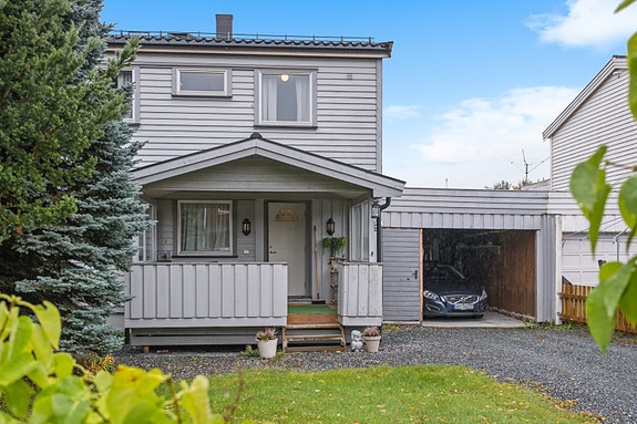 Velkommen til Vollvegen 9 - Koselig halvpart av tomannsbolig med garasje. Kjøkken fra 2024.