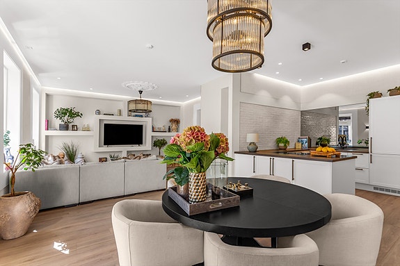 Flott og nyoppusset leilighet beliggende øverst i Tostrups gate med balkong, peis, 3 bad -og 3 soverom