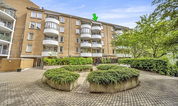 Velkommen til Pilestredet 53B - meget pent møblert 4-roms toppleiliighet med balkong og garasje med el-lader.