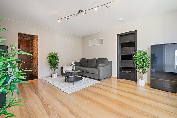 Stue med god plass til møbelgrupper