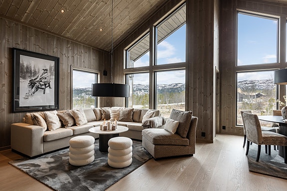 Her er det svært god takhøyde og store vindusflater som slipper inn rikelig med naturlig lys.