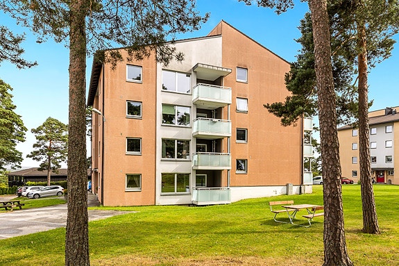 Velkommen til Olsokveien 28! Fellesområdene er pent opparbeidet med gressplen.