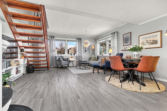 Pen stue i moderne fargevalg. Her er det plass til møblering i ulike soner.