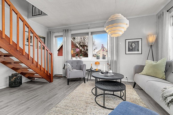 Fra stue er det utgang til balkong.