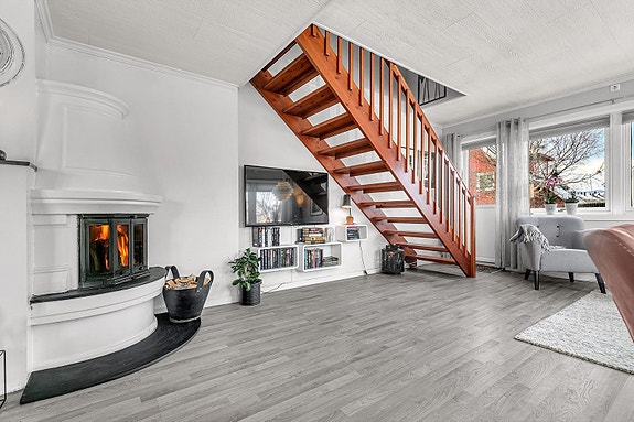 Vedfyring gir god varme på kalde dager.