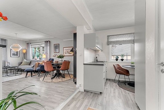 Gang sett mot stue og kjøkken.