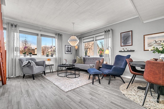 Romslig stue med god plass for å møblere