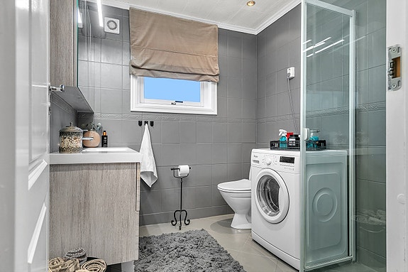 Flislagt bad med elektriske varmekabler i gulv.