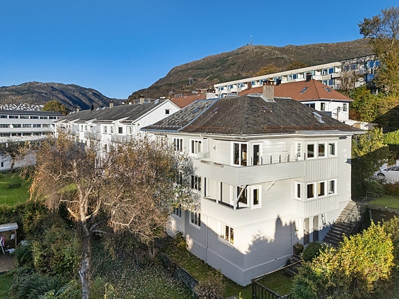 Velkommen til Schweigårds vei 37 - En vakker flermannsbolig tegnet av den kjente arkitekten Leif Grung. Opprinnelig 3 enheter, loft og kjellerareal