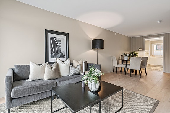 Romslig stue også med plass til spisestue