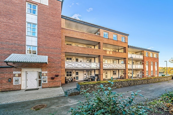 Fasade inngangsparti på bygningen