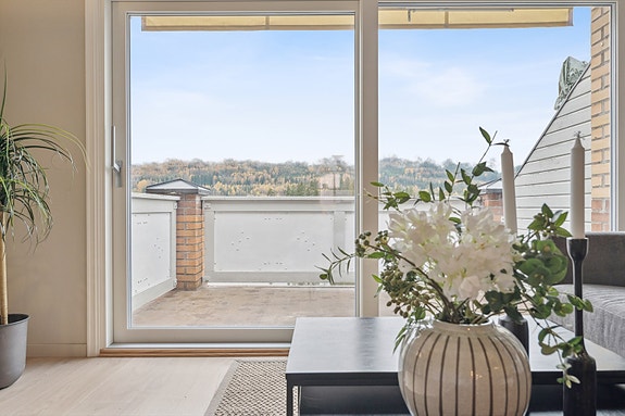 Nye verandadør og videre ut til solrik sydvendt balkong som vil bli helt ny og innglasset