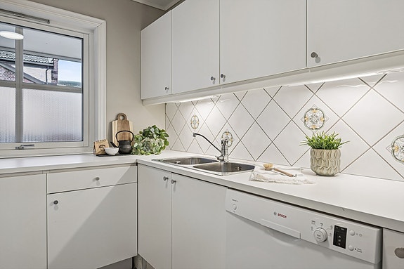 Kjøkkenet har godt med skapplass