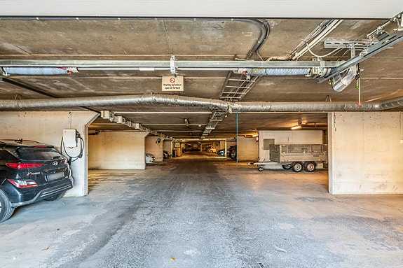 Garasje kjeller med egen oppstillingsplass
