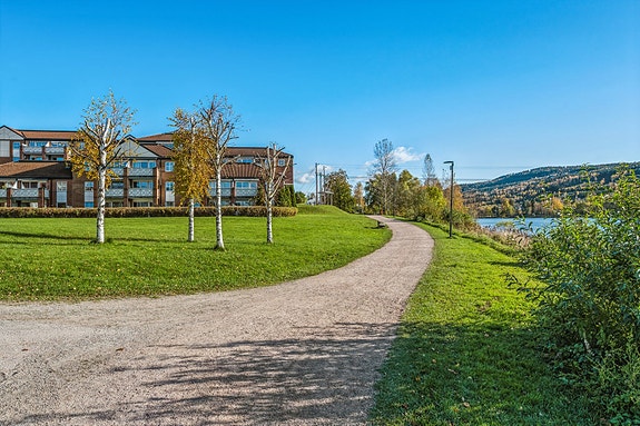 Nydelige turområder langs elven