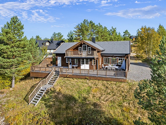 Nydelig fritidsbolig fra 2011 med god standard. Stor uteplass, sti ned til vannet og solrik beliggenhet.