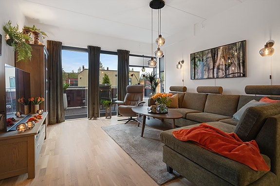 Velkommen til Ramstaddammen 6. En flott og moderne 3-roms selveierleilighet fra 2021, beliggende i bygningens toppetasje. Heis i bygget.