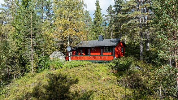 Hytta har en usjenert og solrik beliggenhet ca 100 meter fra felles parkeringsplass.