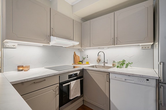 Kjøkkenet er smakfullt oppgradert med moderne løsninger, fronter med tidløst uttrykk og god benkeplass