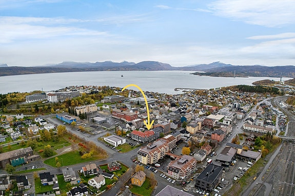Leiligheten har en sentral beliggenhet midt i Narvik sentrum - med umiddelbar nærhet til butikker, skoler, barnehager, frisør, legesenter m.m.