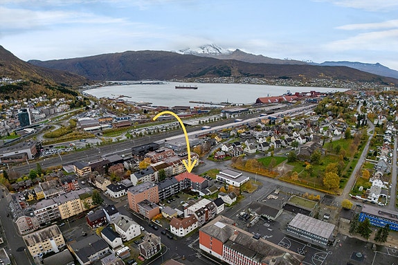 Fra leiligheten har du gangavstand til både fjell, fjord og flotte turområder og parkområder