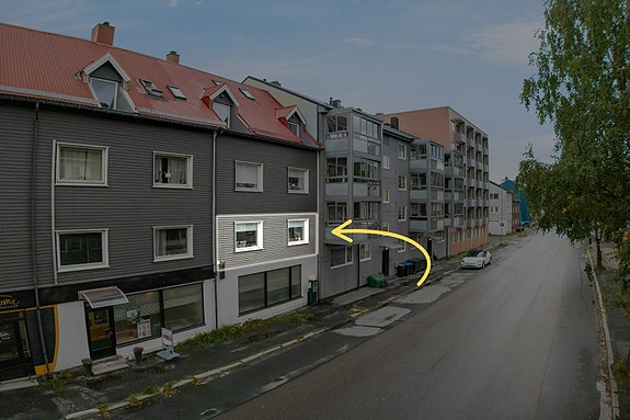 Leiligheten ligger i byggets 1.etasje fra bakkenivå, med enkel adkomst og kort vei til både dagligvarebutikker og sentrum