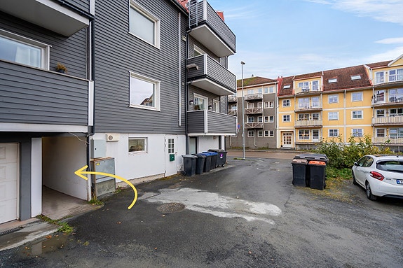 Praktisk tilkomst fra baksiden med inngang til trappoppgang