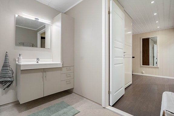 Fra gangen har du adkomst til et lyst og moderne baderom med god plassutnyttelse