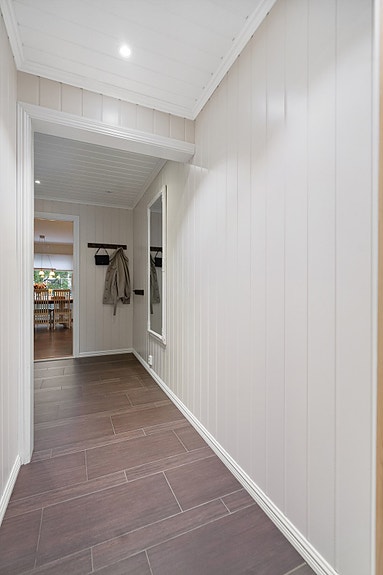 Fra entré har du en liten hall inn til leilighetens gang