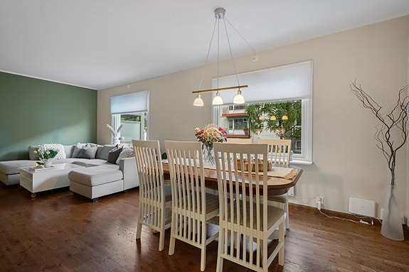 Lys og trivelig stue med god plass til både sofagruppe og spisebord - et naturlig samlingspunkt for familie og venner