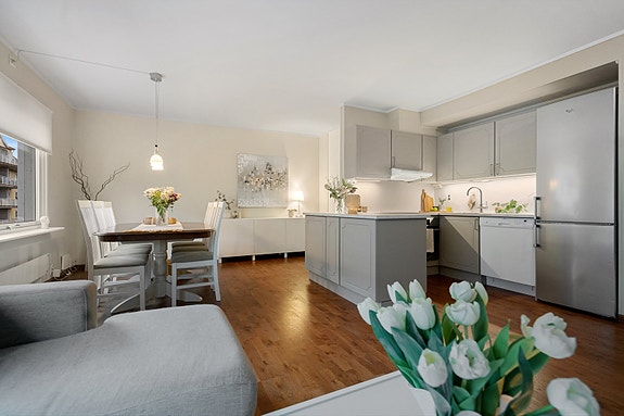 Åpen løsning mellom stue og kjøkken sørger for god romfølelse