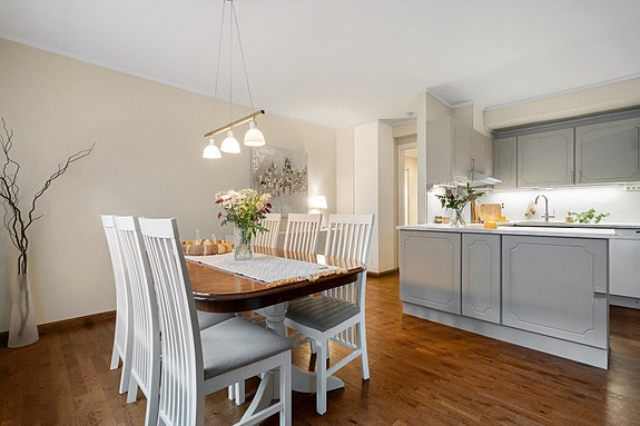 Stuen har store vinduer som slipper inn mye dagslys