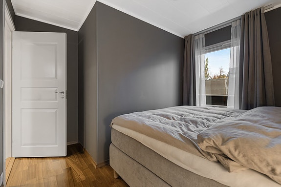 De to soverommene vender ut mot bakgården, noe som sørger for lite trafikk og støy