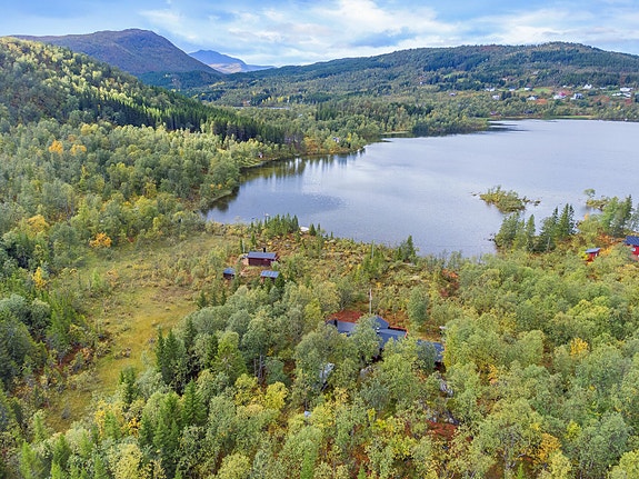 EiendomsMegler 1 v/ Bente Norhild Larsen har gleden av å ønsker velkommen til Sørliveien 476 - en sjelden mulighet! -Foto: EFKT
