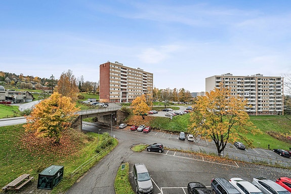 Et trygt og trivelig område - ideelt for både unge og familier, med parkering rett utenfor døren.