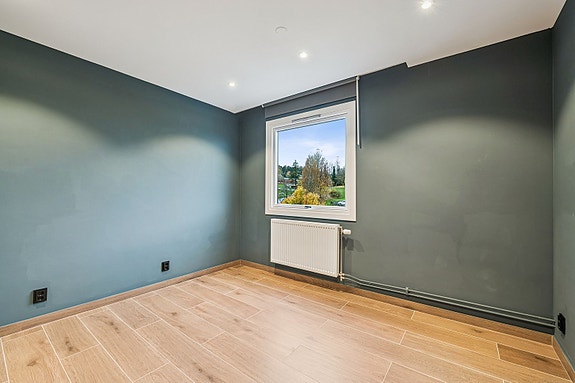 Hovedsoverommet gir en følelse av ro og komfort.