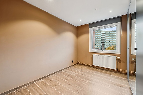 Store vinduer gir naturlig lys og herlig atmosfære.