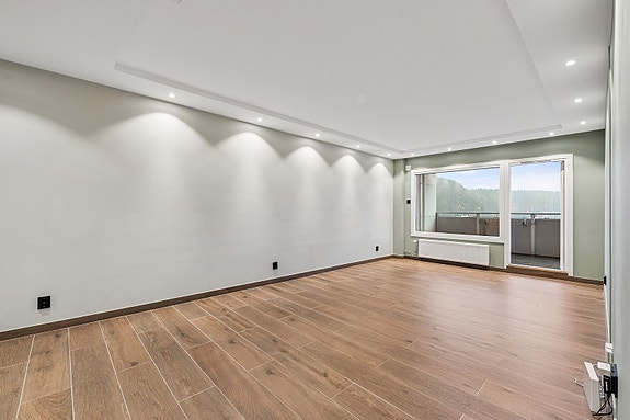 Store vindusflater slipper naturen inn og gir flott utsikt.