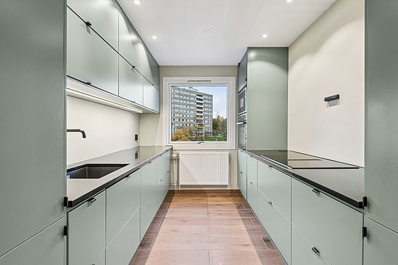 Kjøkkenet er selve hjertet av boligen - lyst, lekkert og innbydende.