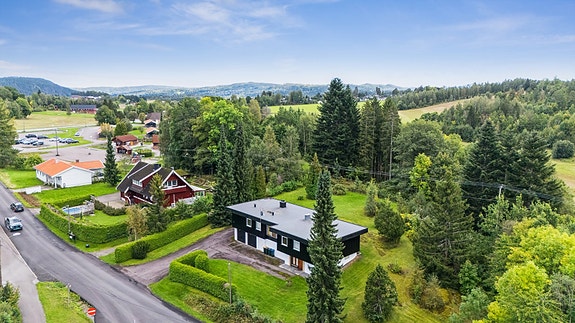 Velkommen til Linsetveien - romslig enebolig i Hof