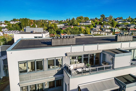 Modernisert toppleilighet midt i Røyken sentrum - Heis og parkering i garasjekjeller.