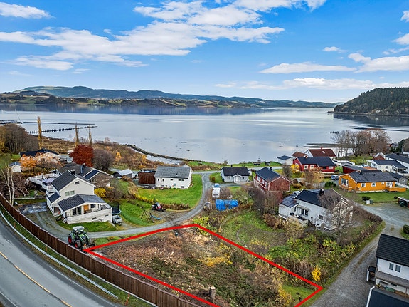Velkommen til Langbakkan 21, og denne flotte tomten med en fantastisk beliggenhet!